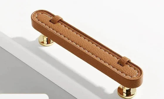 Poignée en cuir marron montrant différentes tailles disponibles