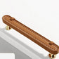 Ensemble de poignées marron sur une surface claire, différentes formes