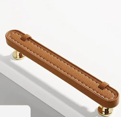 Ensemble de poignées marron sur une surface claire, différentes formes