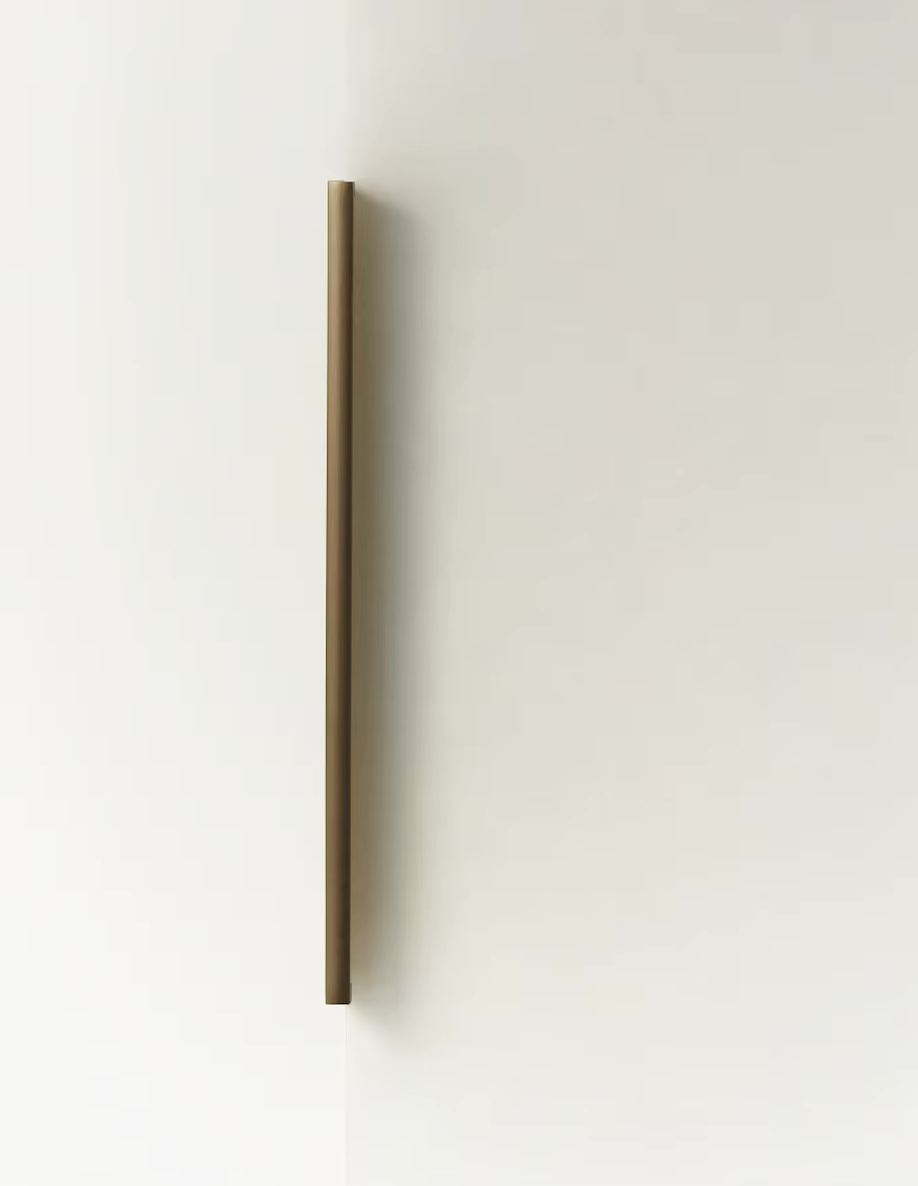 Poignée de tiroir en laiton bronze sur fond blanc