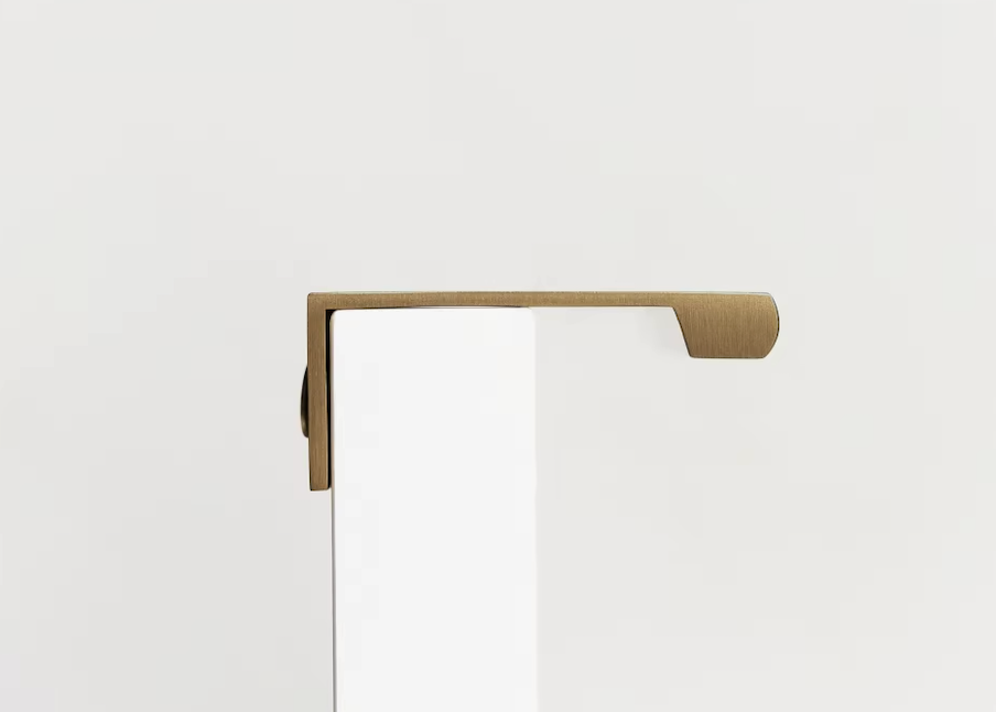 Poignée de meuble en laiton bronze, vis visibles