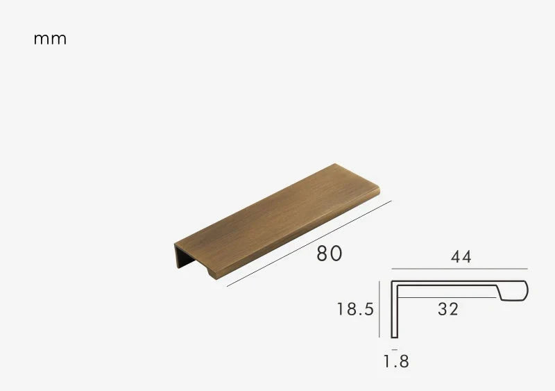 Détail d'une poignée en laiton bronze sur meuble
