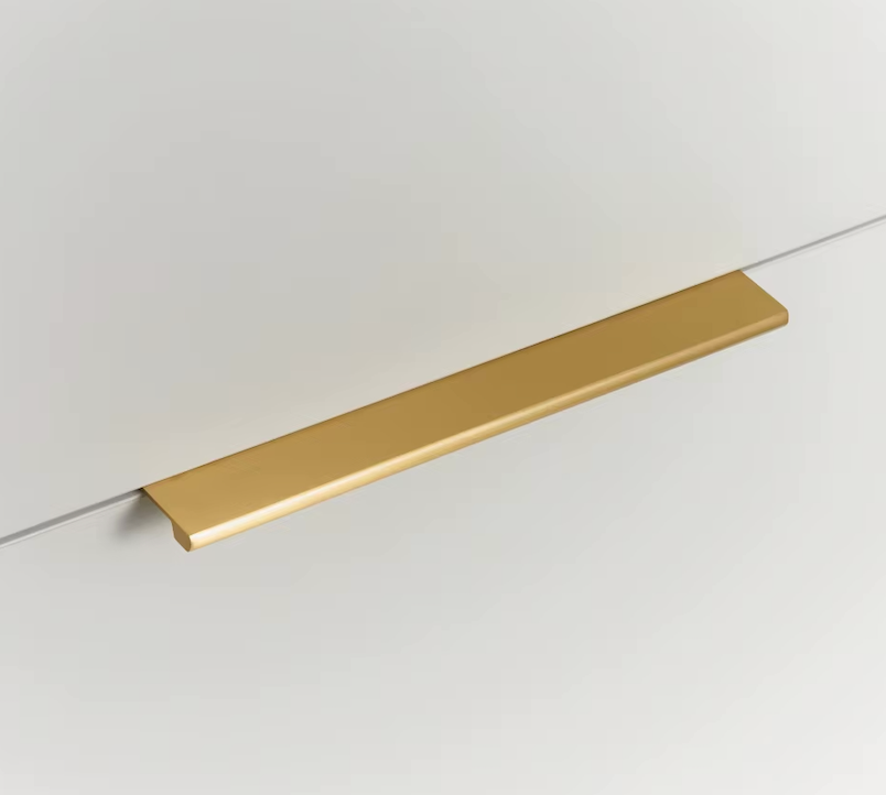 Gros plan sur la texture lisse du laiton doré