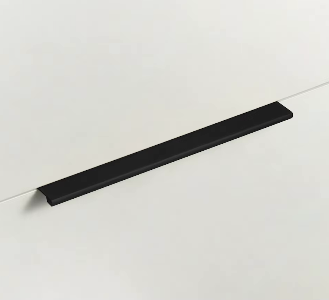 Détail d'une poignée de tiroir en laiton noir