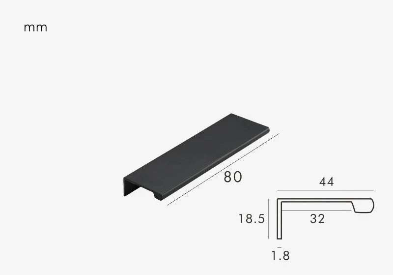 Poignée noire en laiton installée sur un tiroir