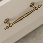 Détail d'une poignée vintage en laiton pour armoire