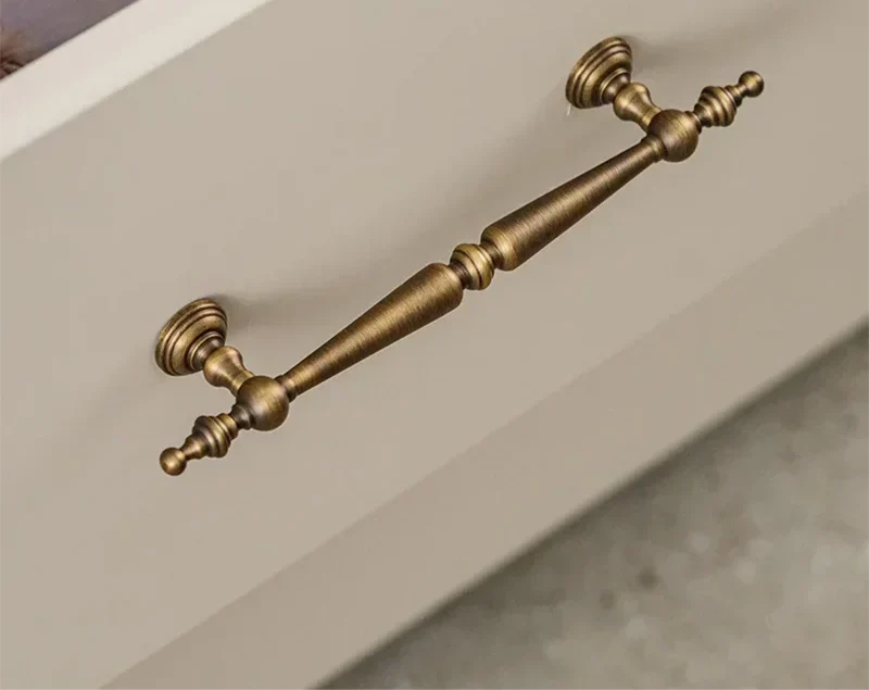 Détail d'une poignée vintage en laiton pour armoire