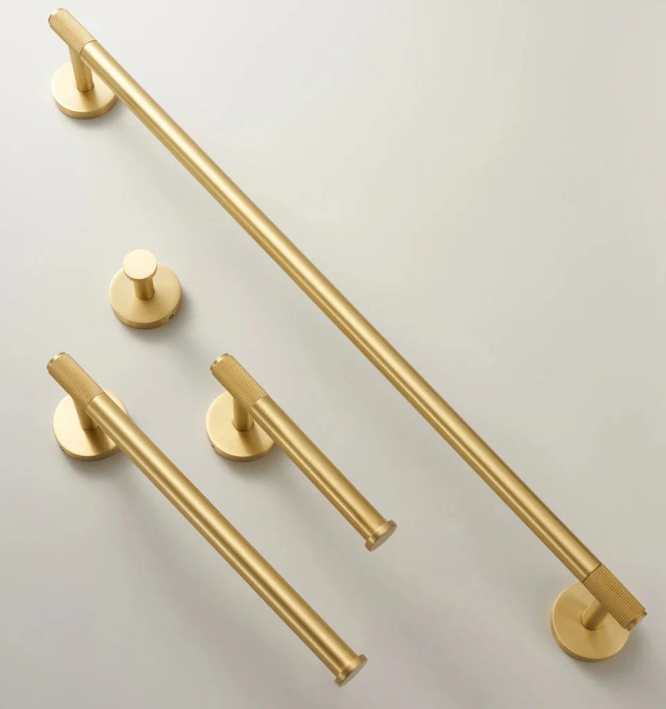 Détail du porte-serviettes or brossé avec vis de fixation