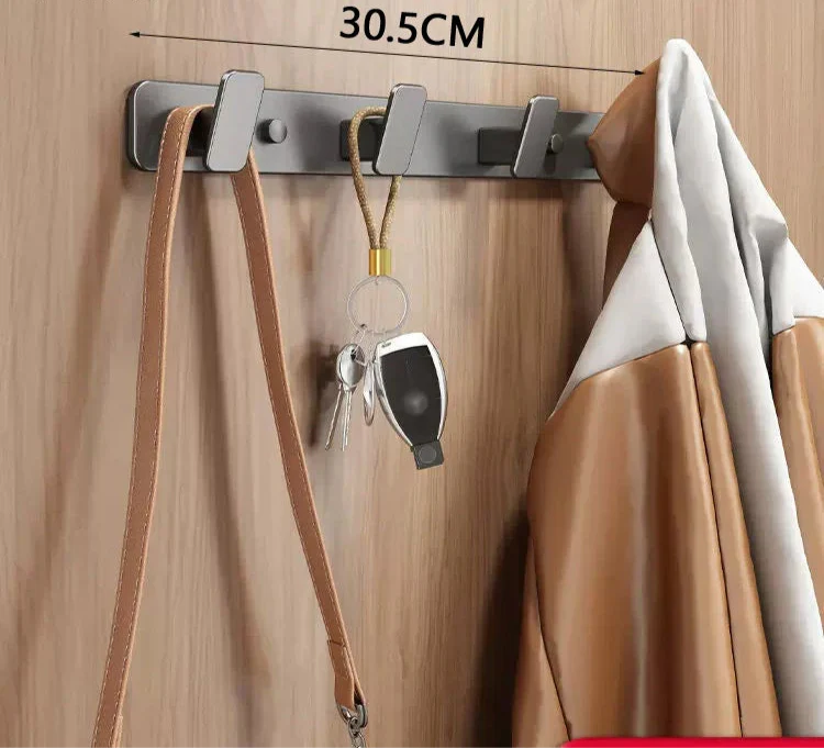 Porte-manteau mural installé sur un mur blanc