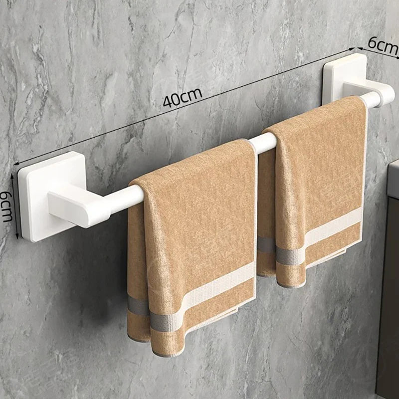 Porte serviette blanc en aluminium sur mur de salle de bain