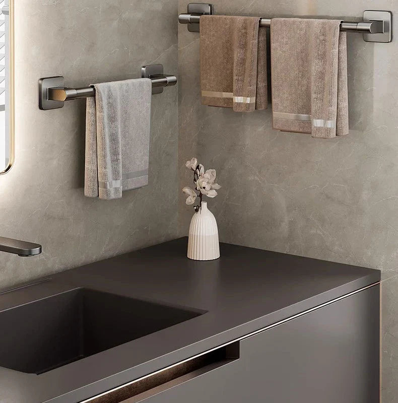 Porte-serviette en inox brossé gris sur fond blanc