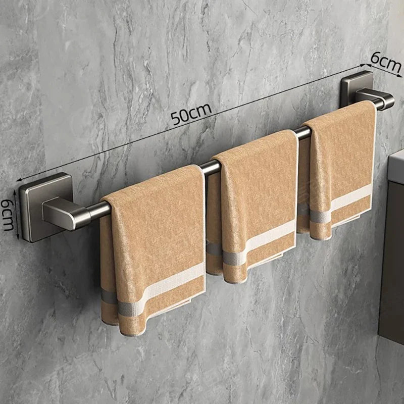 Porte-serviette installé sur un mur de salle de bain