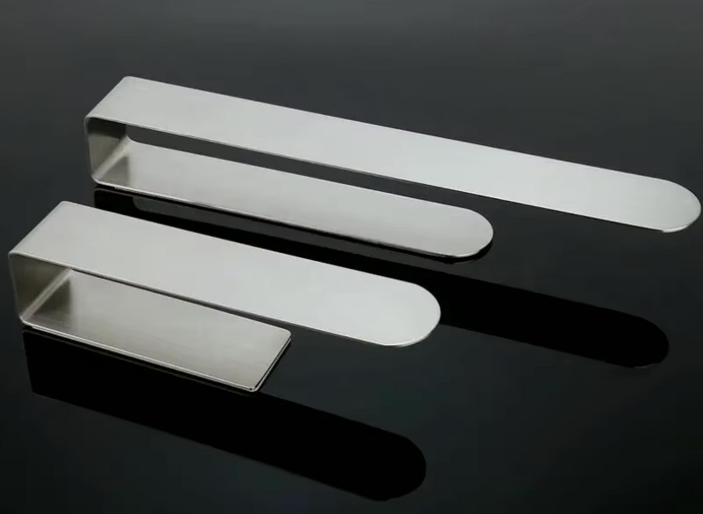 Porte-serviette design gris, idéal pour salle de bain moderne