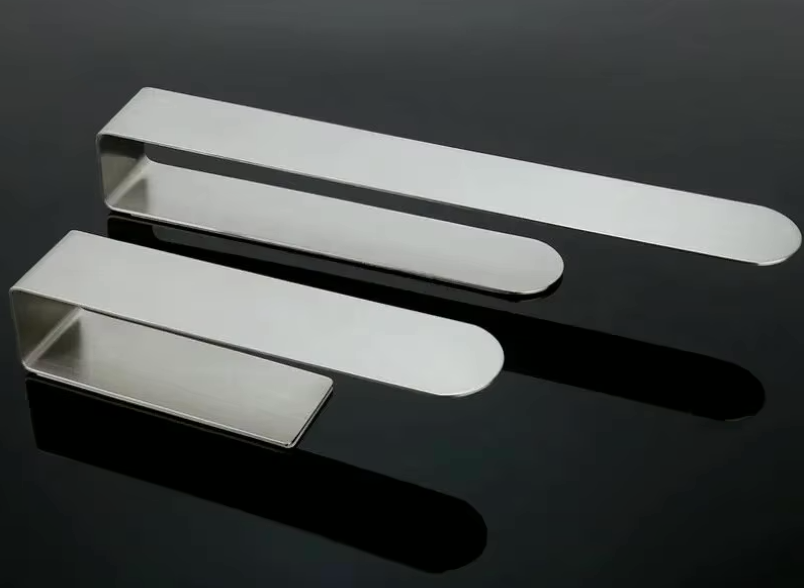 Porte-serviette design gris, idéal pour salle de bain moderne
