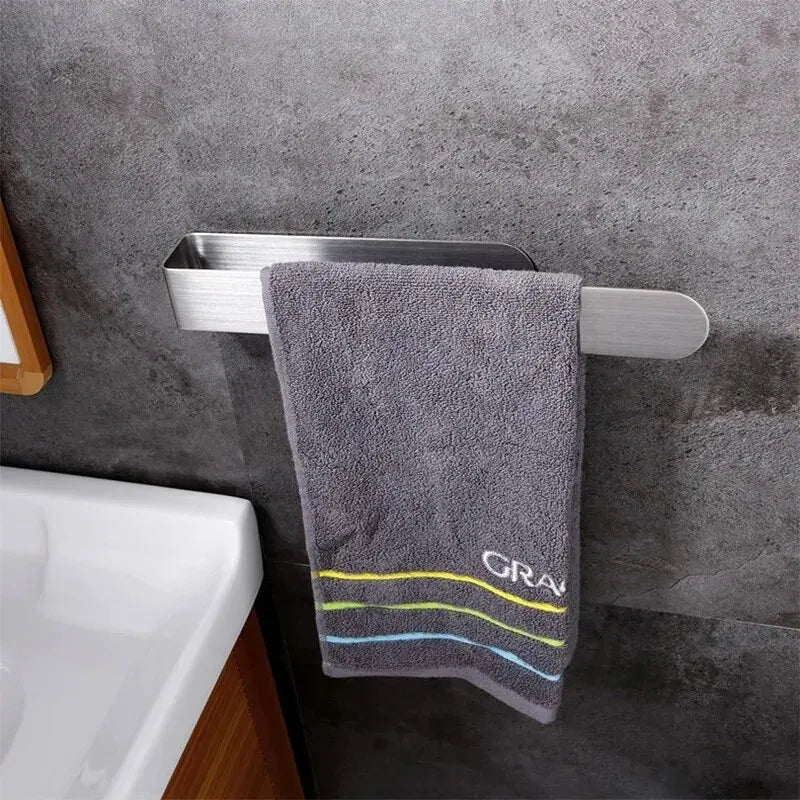 Porte-serviette gris inox fixé au mur avec Scotch 3M