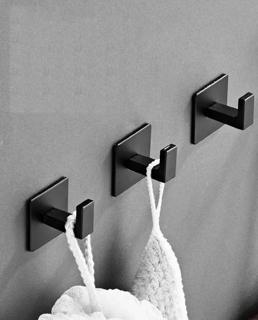 Porte serviette noir mat installé sur un mur blanc