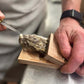 Pince à huître en bois avec base antidérapante visible