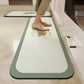 Tapis de cuisine absorbant, installé devant un évier