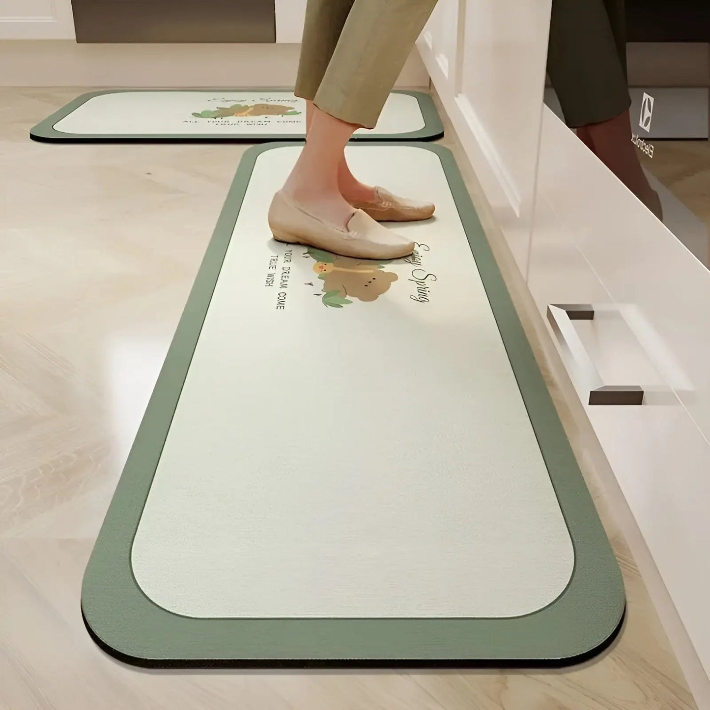 Tapis de cuisine absorbant, installé devant un évier