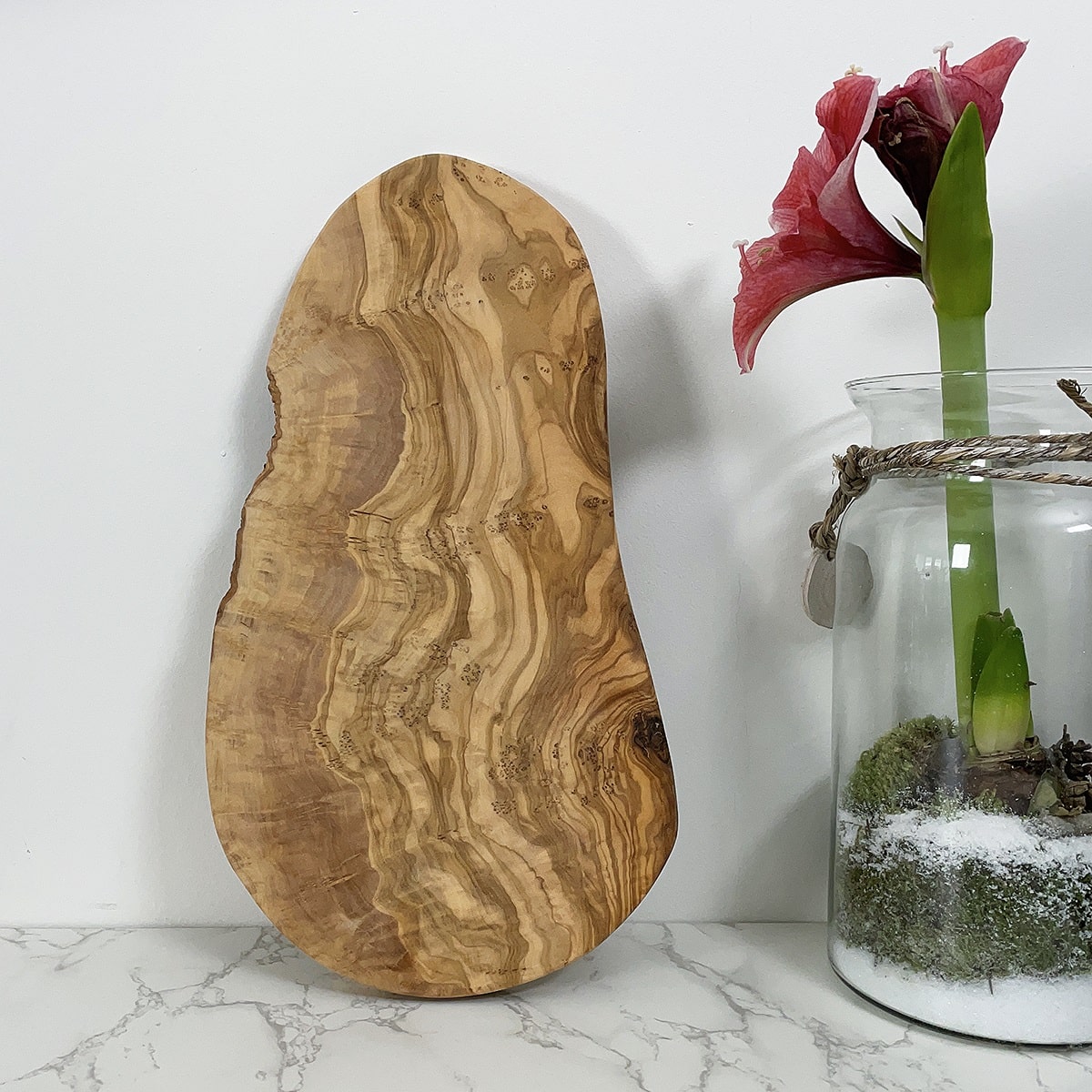 Gros plan sur la texture unique du bois d'olivier de la planche