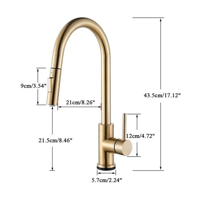 Détail du bec du robinet avec finition chromée élégante