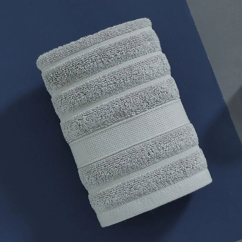 Serviette en coton dépliée, illustrant sa taille pratique