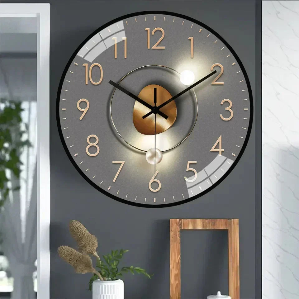 Horloge murale accrochée dans un salon moderne et épuré