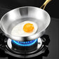 Poêle en acier inoxydable sur une table de cuisine