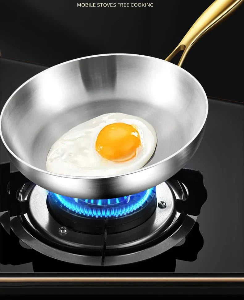 Poêle en acier inoxydable sur une table de cuisine