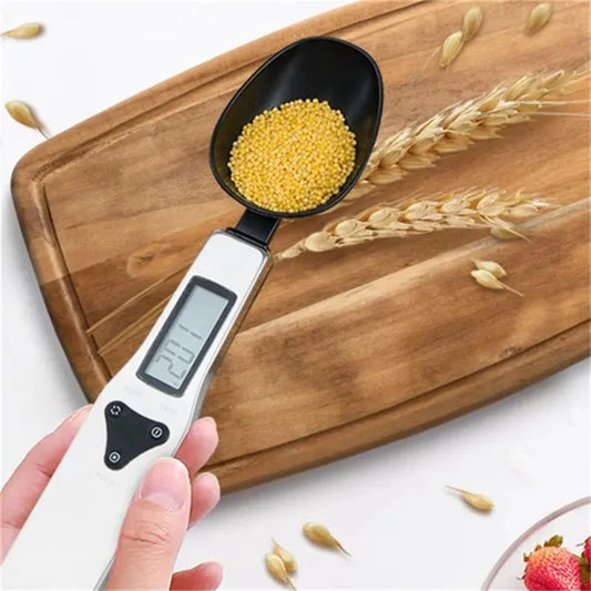 Vue de côté d'une balance à cuillère noire en plastique