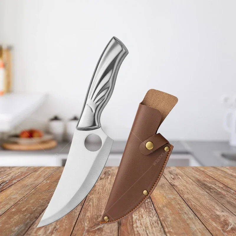 Couteau de chef posé sur une planche à découper en bois