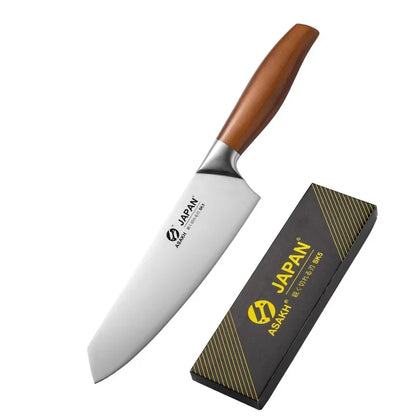 Couteaux de cuisine alignés sur un fond sombre