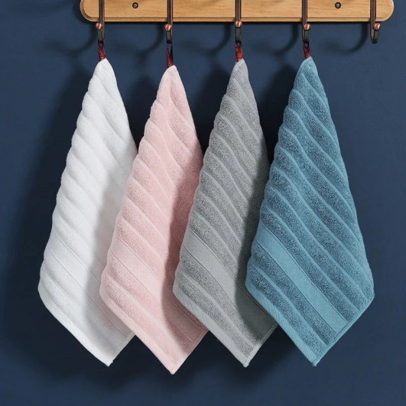 Détail du tissage serré et doux d'une serviette en coton