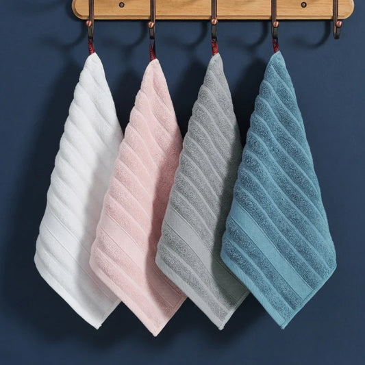 Détail du tissage serré et doux d'une serviette en coton