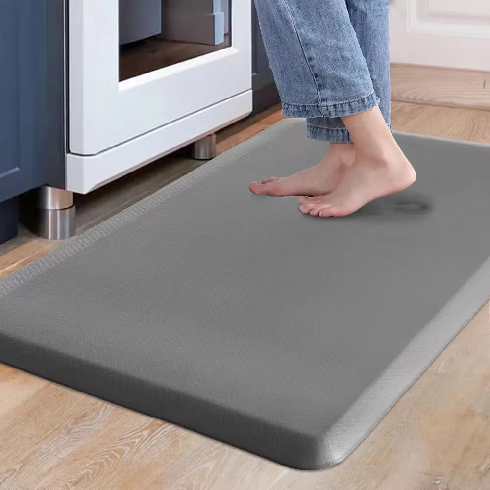 Tapis vert antifatigue placé devant un évier de cuisine