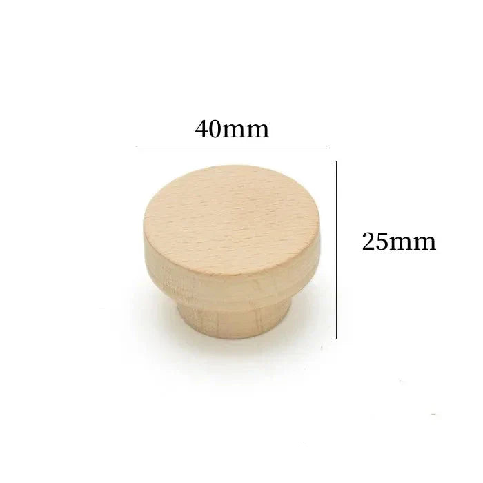 Ensemble de boutons de meuble en bois sur une surface claire