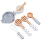 Vue d'ensemble d'un ensemble de cuisine pour enfants avec accessoires