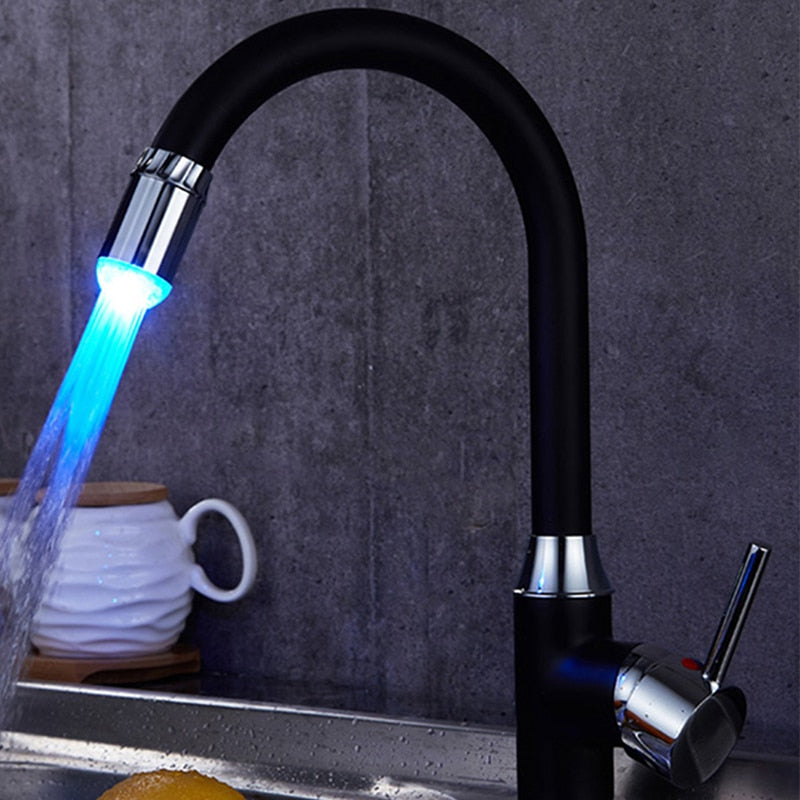 Robinet avec LED colorée illuminant le jet d'eau