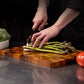 Planche double face montrant les côtés viande et légumes