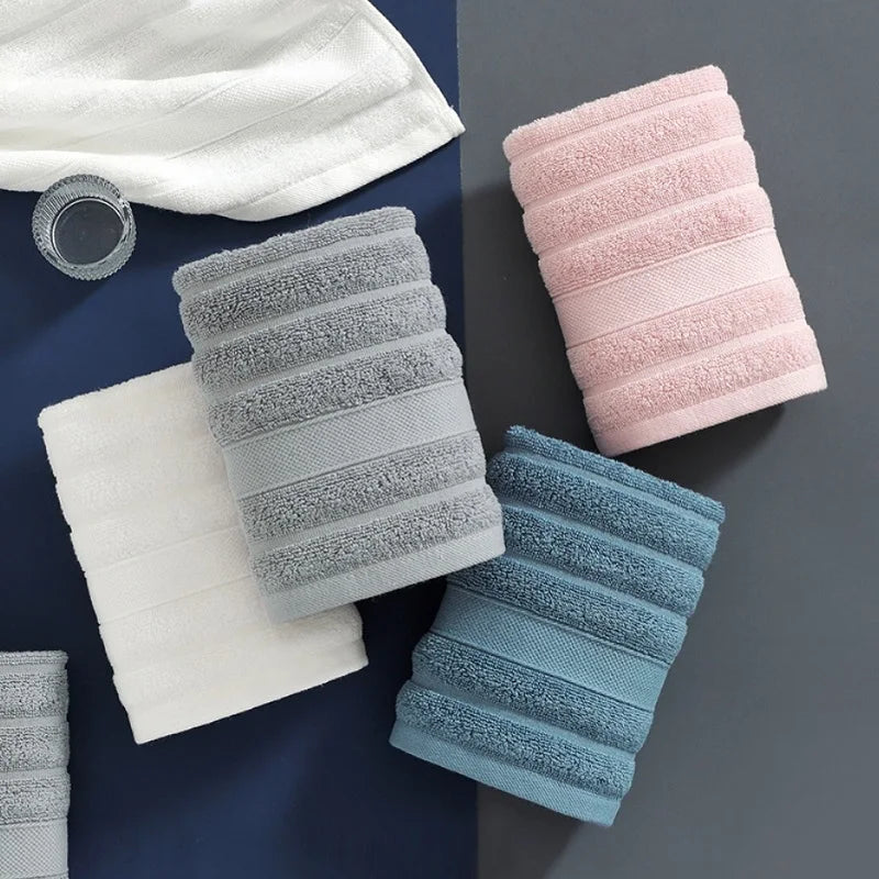 Quatre serviettes en coton doux empilées sur une table