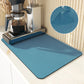 Tapis de séchage bleu avec vaisselle en cours de séchage