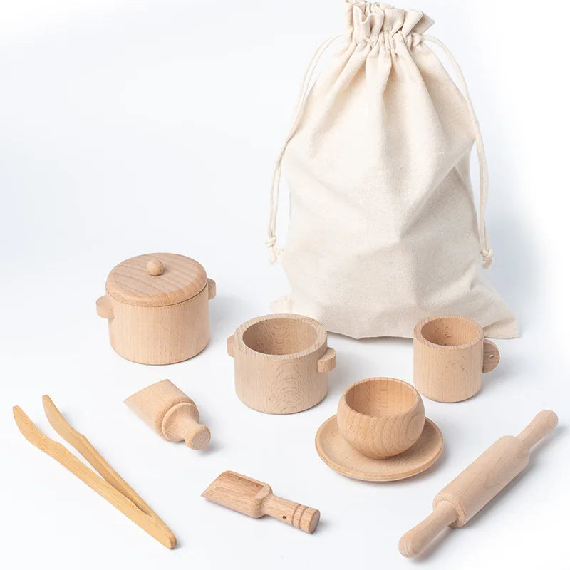 Vue d'ensemble d'une cuisine en bois avec divers éléments ludiques
