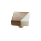 Bouton carré en bois et laiton sur fond blanc