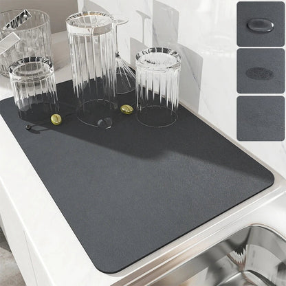 Vue d'ensemble du tapis de séchage avec cafetière posée dessus