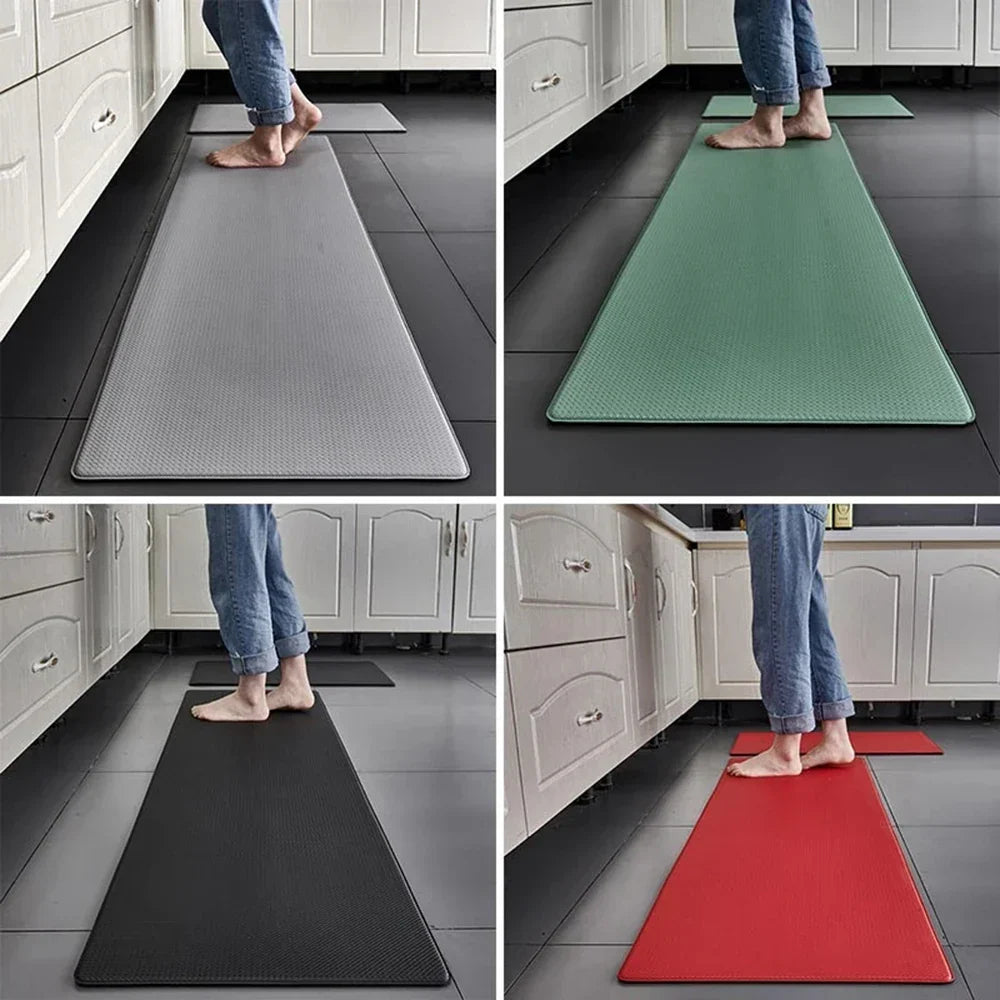 Tapis antifatigue gris sur sol de cuisine en bois