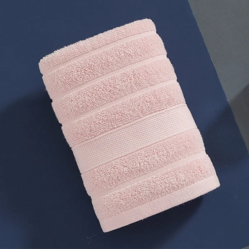 Texture rayée subtile d'une serviette en coton vue de près