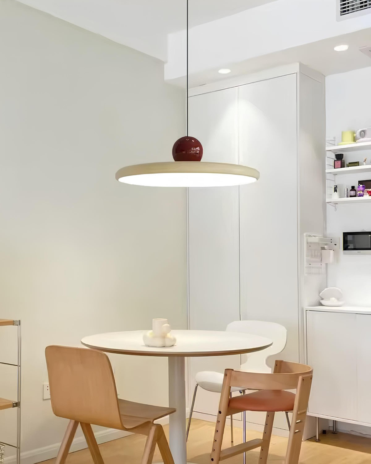 Vue latérale de la suspension LED, design inspiré du Bauhaus