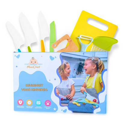 Ensemble complet d'ustensiles de cuisine pour enfants sur fond blanc