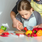 Ustensiles de cuisine pour enfants posés sur une table en bois