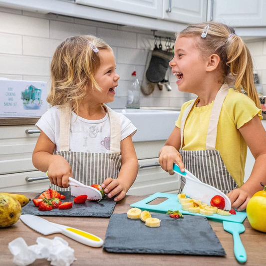 Enfant utilisant des ustensiles de cuisine adaptés et sécurisés